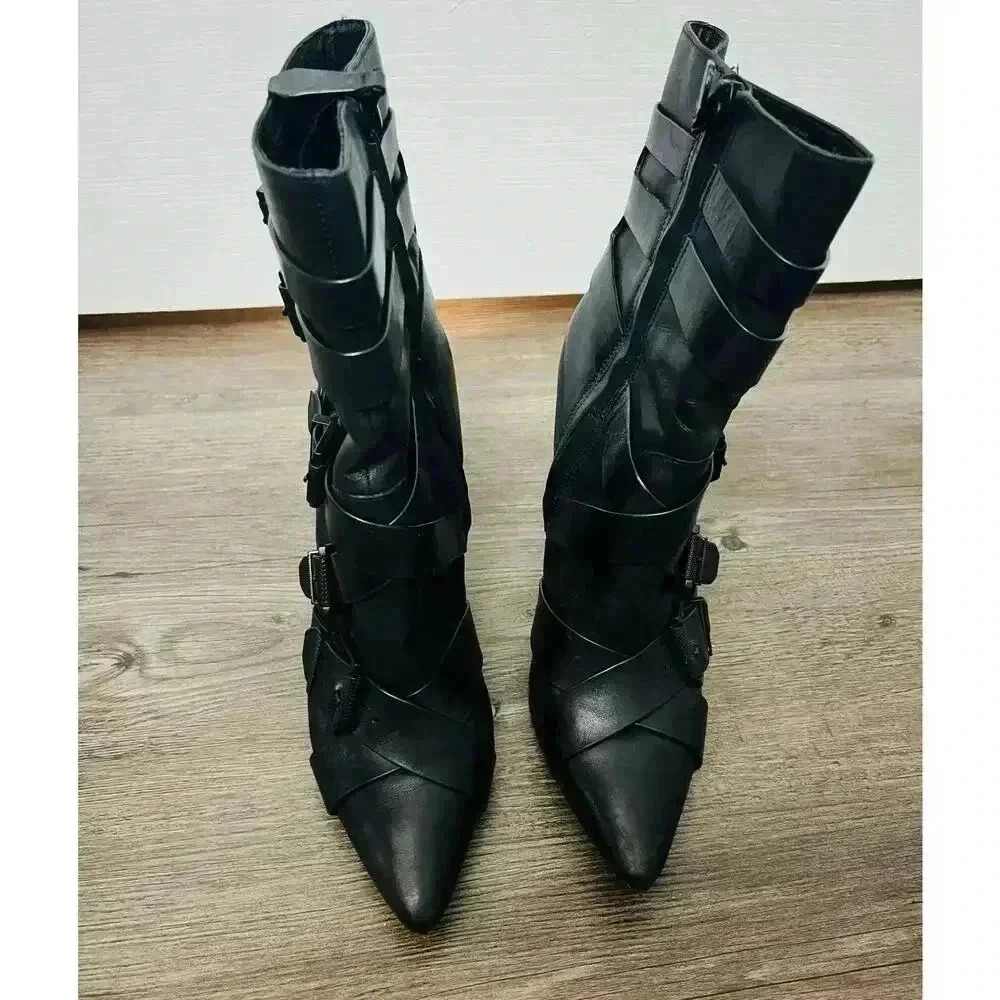 Kenneth Cole Black Leather buckle Boot. Sz 9. Calf 4" Hell Pointed